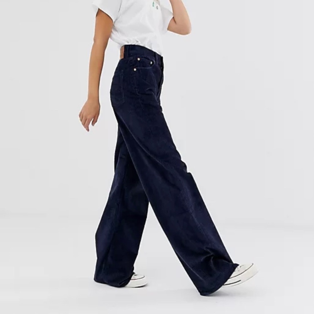 Levi’s Ribcage Wide Leg Corduroy in Navy Blue, size 26